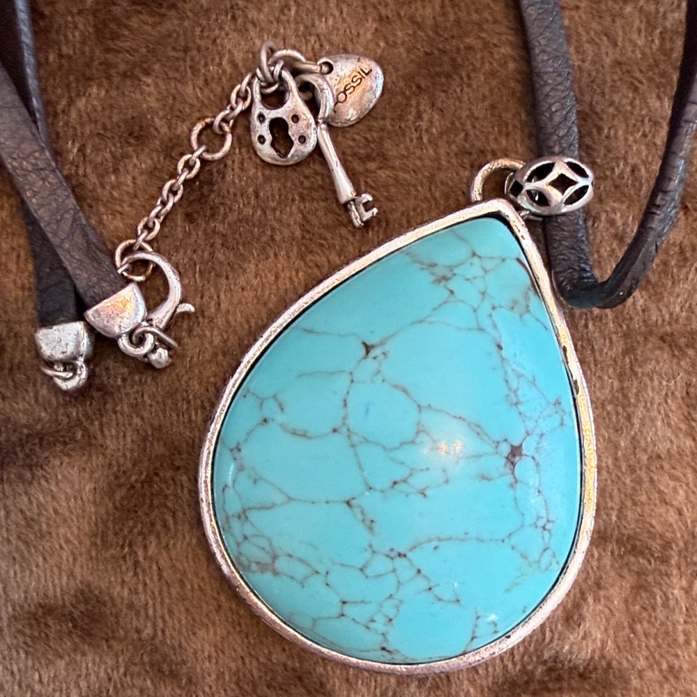 ✨ Fossil Turquoise-Style Teardrop Pendant Necklace – Leather Cord – New ✨(203)